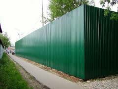 Забор-из-рифлёного-алюминиевого-листа-своими-руками
